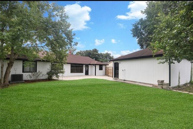 Building Photo - Four Bedroom, Two Bath- N Lake Verret