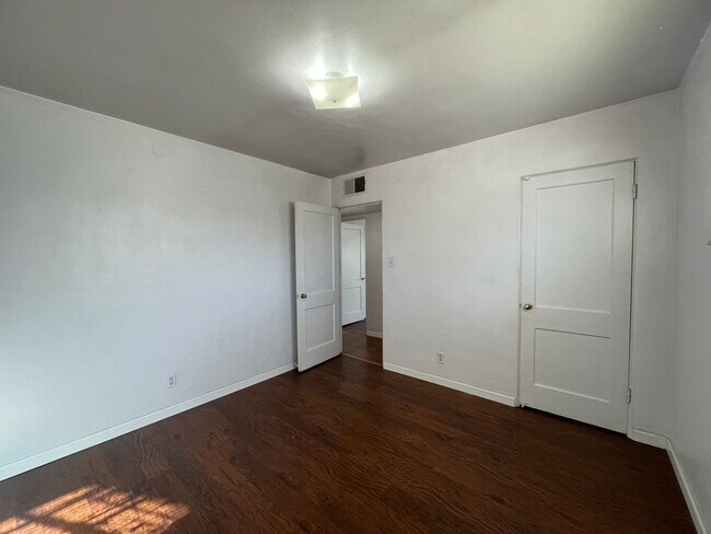 Building Photo - Cute 3 Bedroom 2 Bathroom Home In The NE!