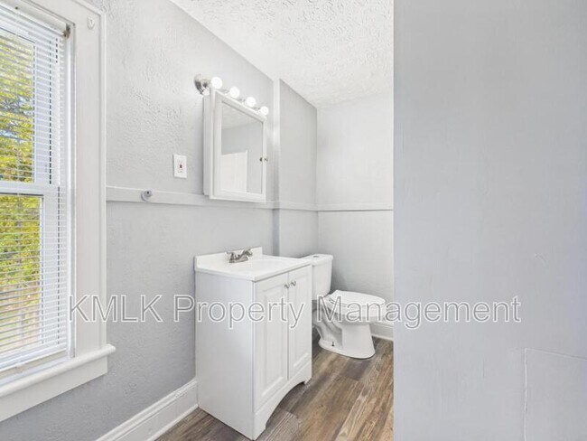 Building Photo - 903 Donald Ave