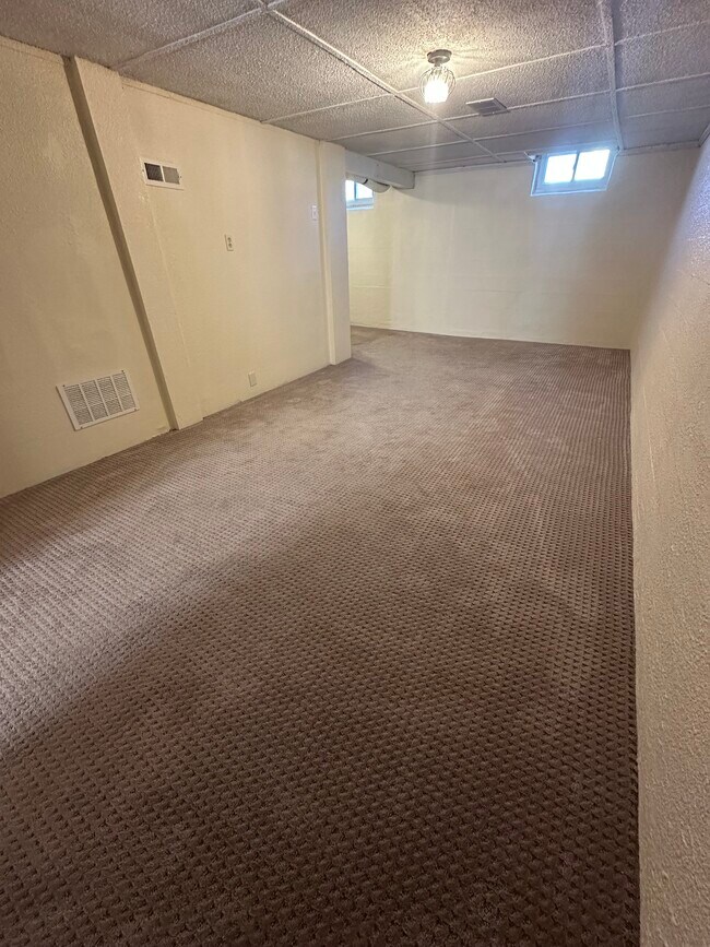 Building Photo - 957 N Ridgewood Dr