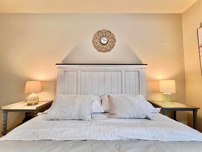 Building Photo - 11235 Silver Rose