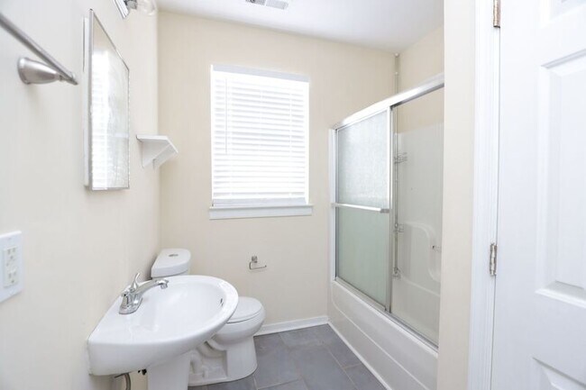 Building Photo - 1402 Bainbridge St