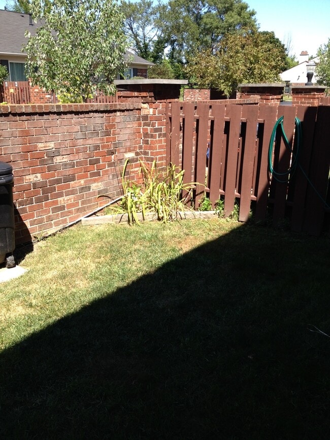 Building Photo - 2 BED - 1.5 BATH CANTON CONDO -----NORTHWIND