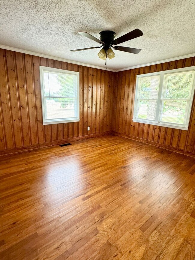 Building Photo - Move in ready! Fully Renovated with attent...