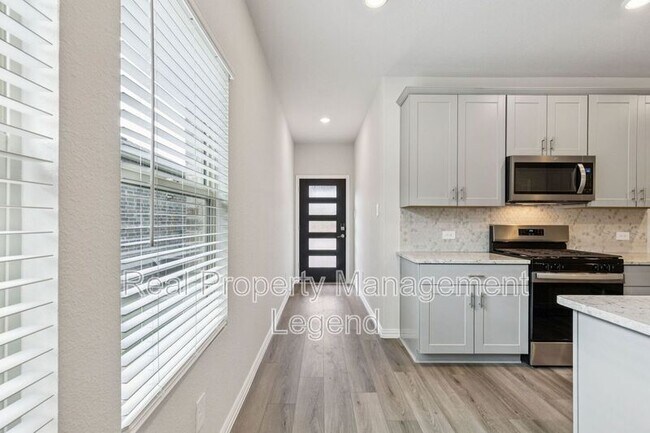 Building Photo - 606 Travine Dr
