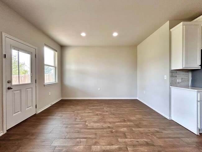 Building Photo - 12012 Saddle Rock Dr