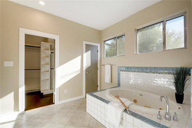 Building Photo - 2700 Cherry Ln