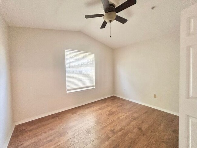 Building Photo - Stylish 3/2 Corner-Unit Condo with Resort ...