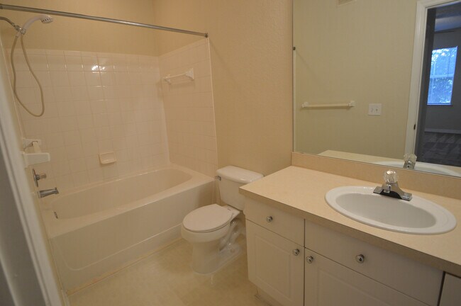 Building Photo - TAMPA: 2 bed/ 2bath condo on 2nd floor in ...