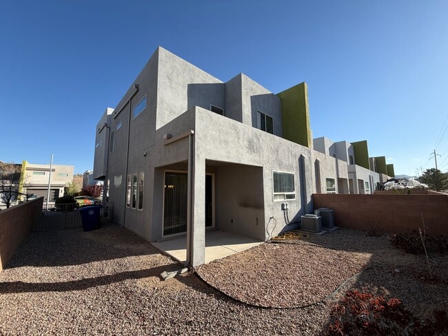 Building Photo - 3 Bedroom Townhome Near Juan Tabo Blvd SE & Four Hills!