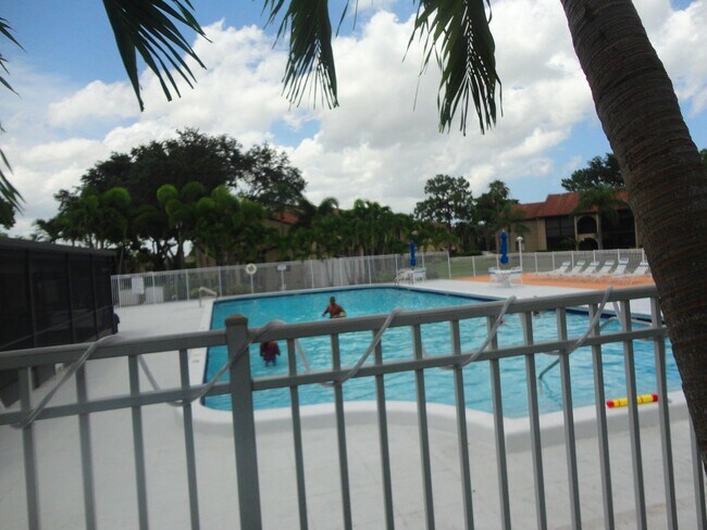 Building Photo - 207 Foxtail Dr