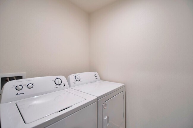 Building Photo - 6-Bedroom, 3-Bath Tempe Home with Pool, Bar & Prime Location