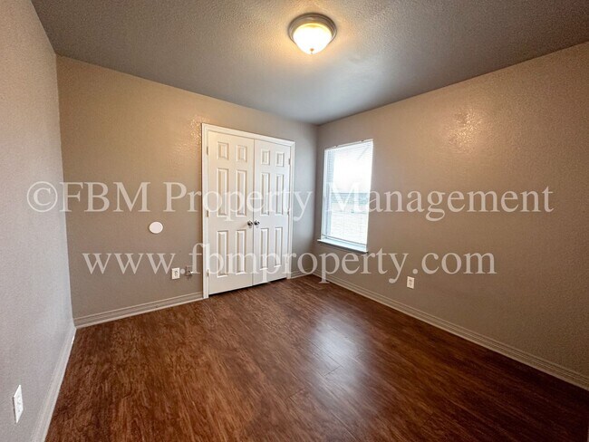 Building Photo - 1510 Drexel Drive - Charming 3 Bedroom, 2 Bathroom Brick Duplex in Waxahachie, TX!