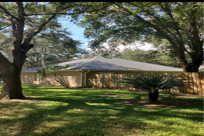 Building Photo - 305 Garden Oak Ct