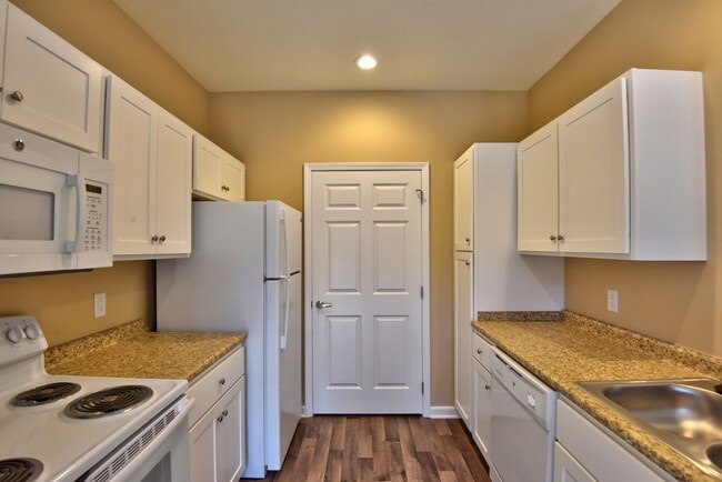 Building Photo - Second Floor Front View 2 Bedroom in a Gated Community!