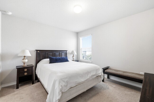 Building Photo - 5602 Chestnut Xing