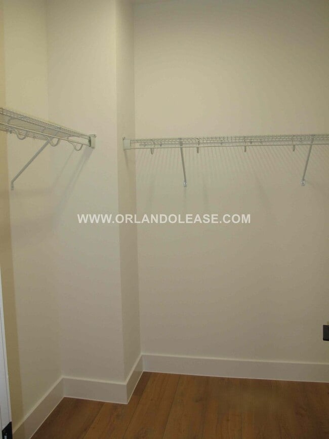 Building Photo - Beautiful 3/3.5 Townhome in the SODO area of Orlando