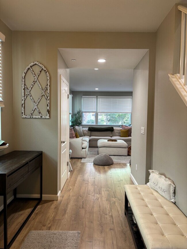 Building Photo - Newer 4 bedroom 2.5 bathrooms Available May 16th