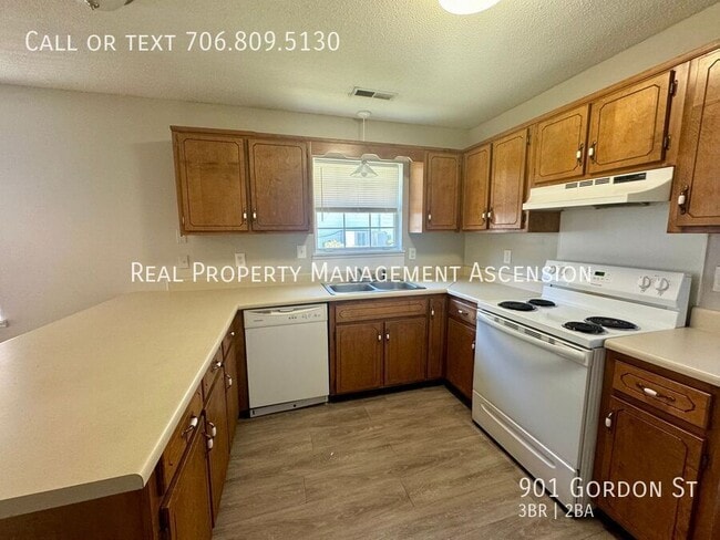 Building Photo - 901 Gordon St