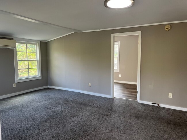 Building Photo - 3 Bed 1 Bath Home