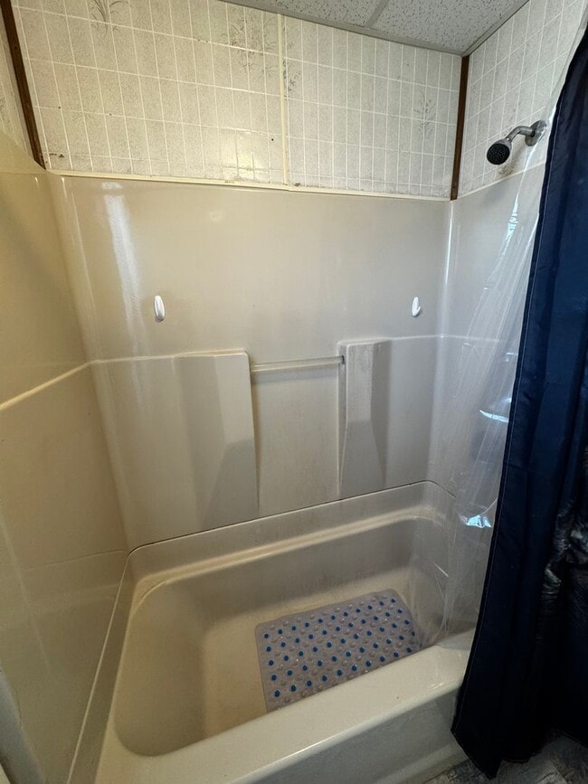 Building Photo - 2 Bdrm, 1 Bath Half House