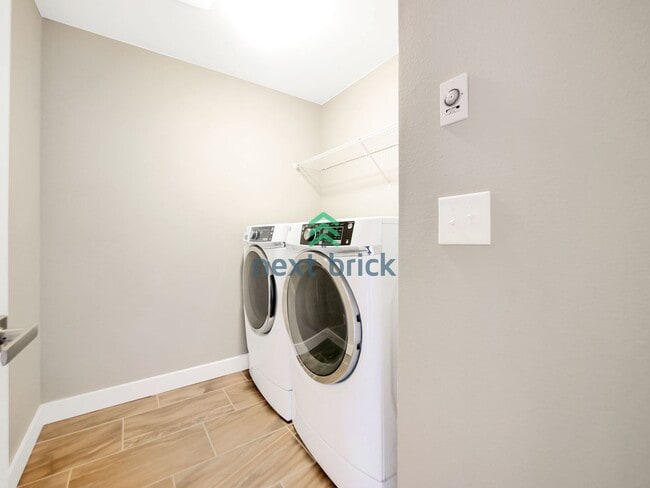 Building Photo - 4 BED AND 2.5 BATH SINGLE FAMILY HOUSE FOR...