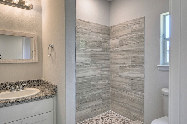 Building Photo - 9810 Arbor Oak