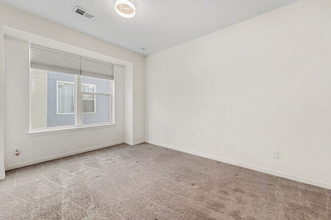 Building Photo - Modern-3 bedroom -3.5 bathroom Townhome in Santa Fe Art District