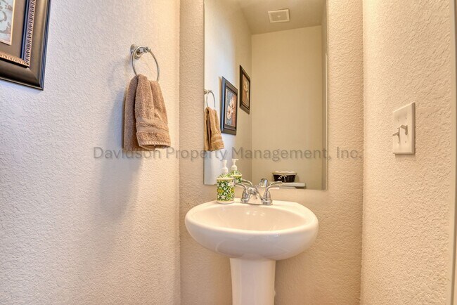 Building Photo - 7050 Silvergrass Dr