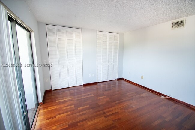 Building Photo - 110 S Shore Dr