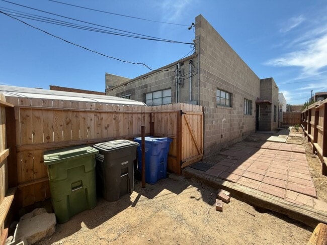 Building Photo - 422 1/2 North St