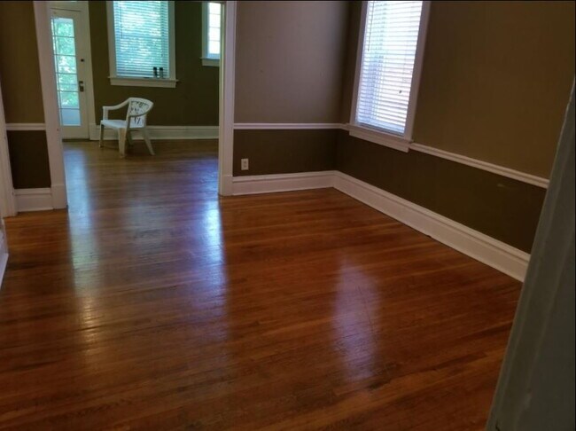 Building Photo - Tower Grove Area Living | Spacious Second-Floor Unit