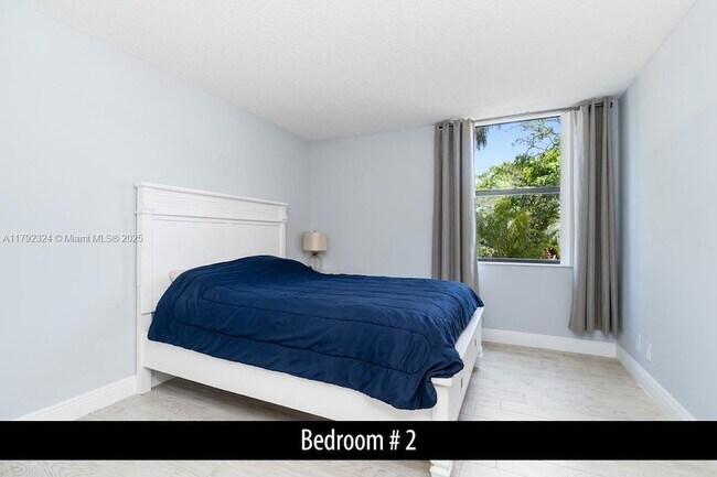 Building Photo - 825 Egret Cir