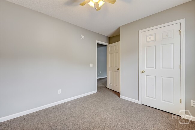 Building Photo - 133 Willow Dr