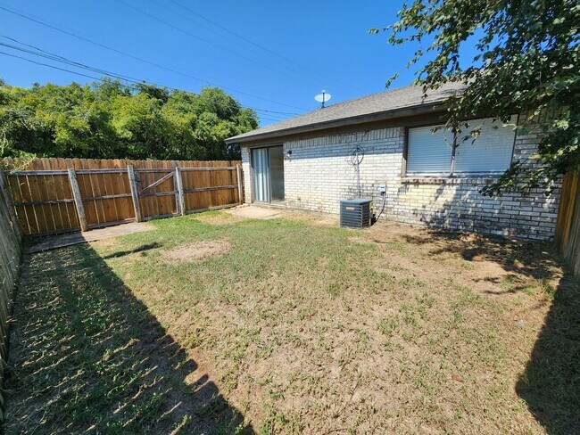 Building Photo - Cozy 2 Bedroom Duplex in Joshua