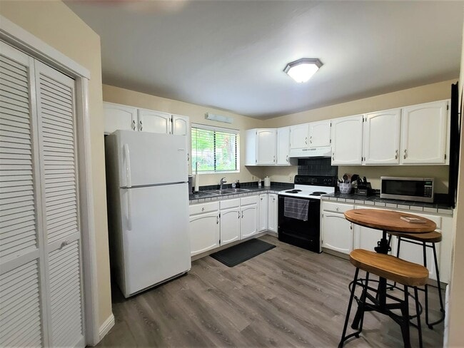 Building Photo - Norfolk!! 1 bed, 1 bath 1 parking down pri...