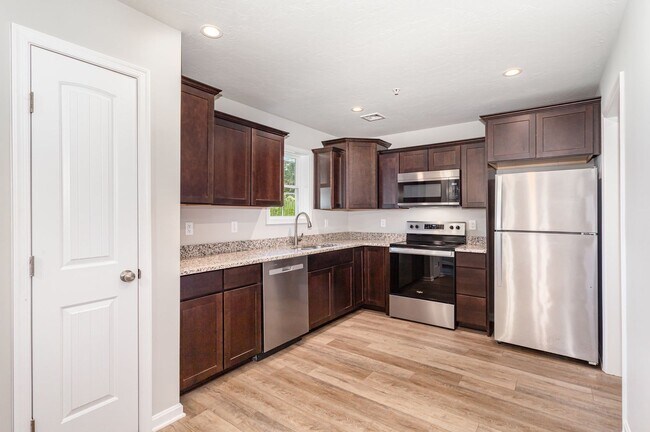 Building Photo - 652 N College St