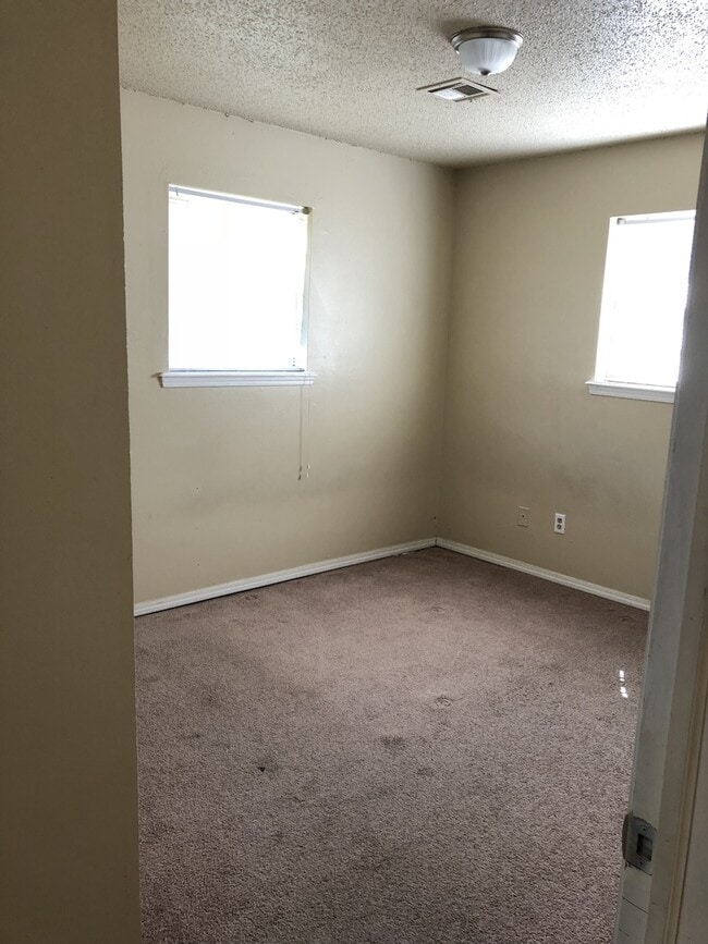 Building Photo - UPDATED DUPLEX NEAR I-240 CORRIDOR!