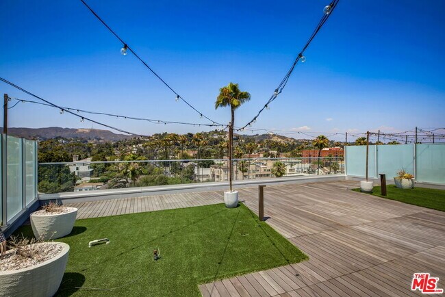 Building Photo - 5750 Hollywood Blvd