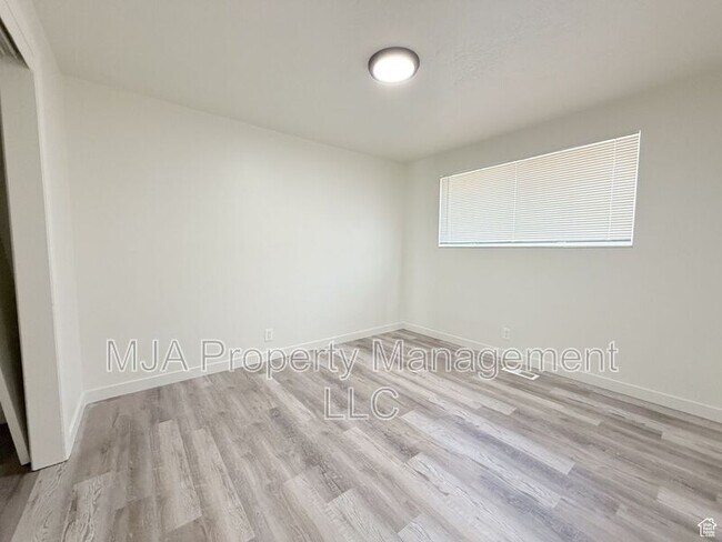 Building Photo - 2564 S 8th E