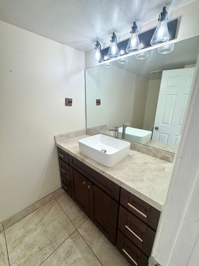 Building Photo - Rare opportunity spacious remodeled Camarillo Home on cul-de-sac with Electricity included!