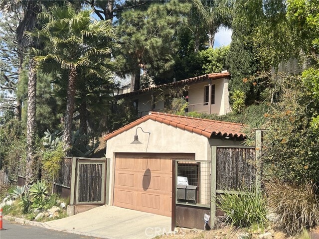 Primary Photo - 6331 Longview Ave