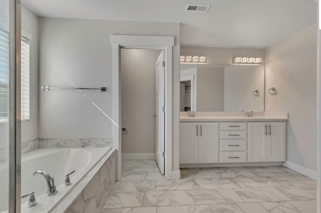 Building Photo - Spacious 6-Bedroom Home in the Heart of Vi...