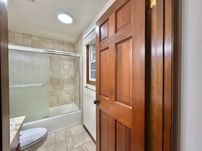 Building Photo - Timeless 5 Bed, 2.5 Bath Home - SW Beaverton