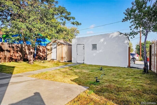 Building Photo - Beautiful 2 Bed 2 Bath With Bonus Living Space in Denver's Clayton Neighborhood