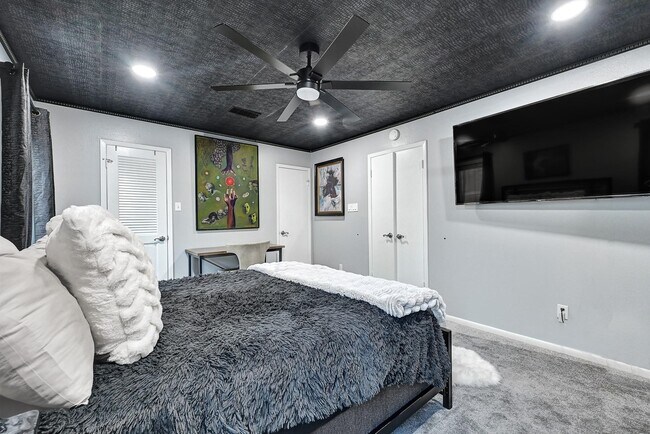 Building Photo - 2100 Commonwealth St