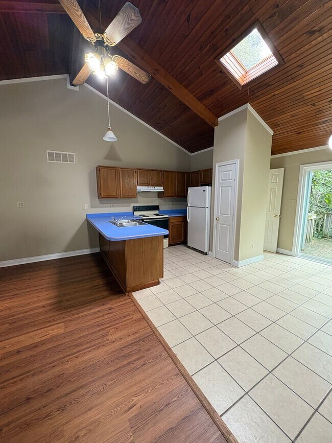 Building Photo - 1136 Dale Dr