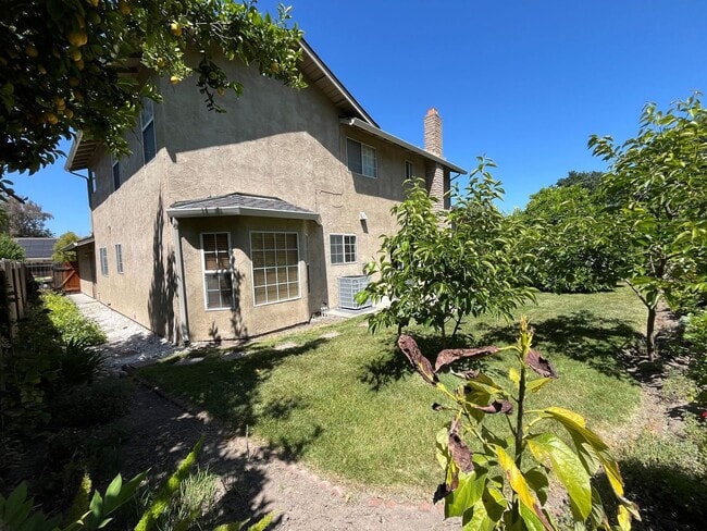 Building Photo - Spacious & Stylish 4-Bed Home in Prime Sto...