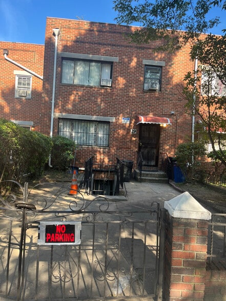 Building Photo - 29 Troy Ave