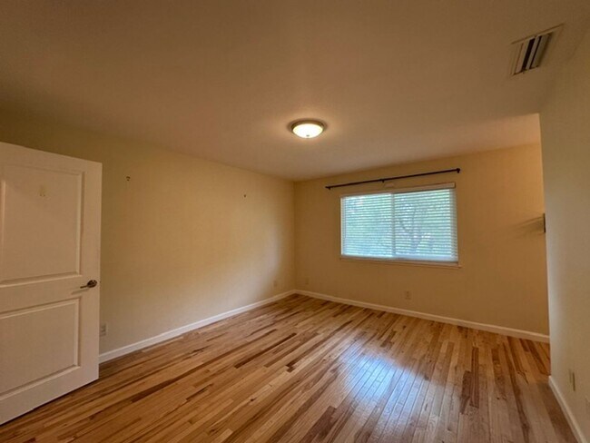Building Photo - Stunning END-UNIT 3-bedroom condominium located in Agoura Hills